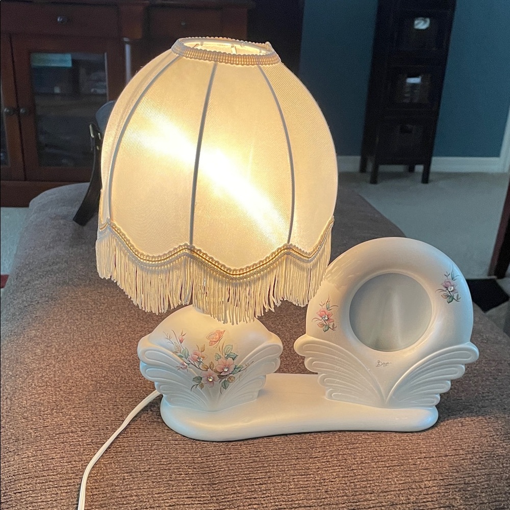 Vintage-Inspired White Floral Lamp with Frame